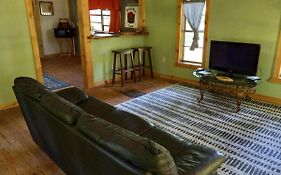 Adorable 1 Bedroom Honey House
