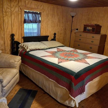 Adorable 1 Bedroom Honey House Rusk Exterior photo