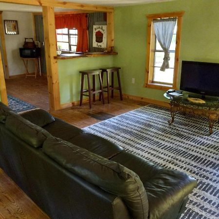 Adorable 1 Bedroom Honey House Rusk Exterior photo