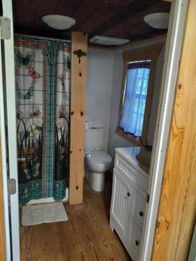 Adorable 1 Bedroom Honey House Rusk Exterior photo