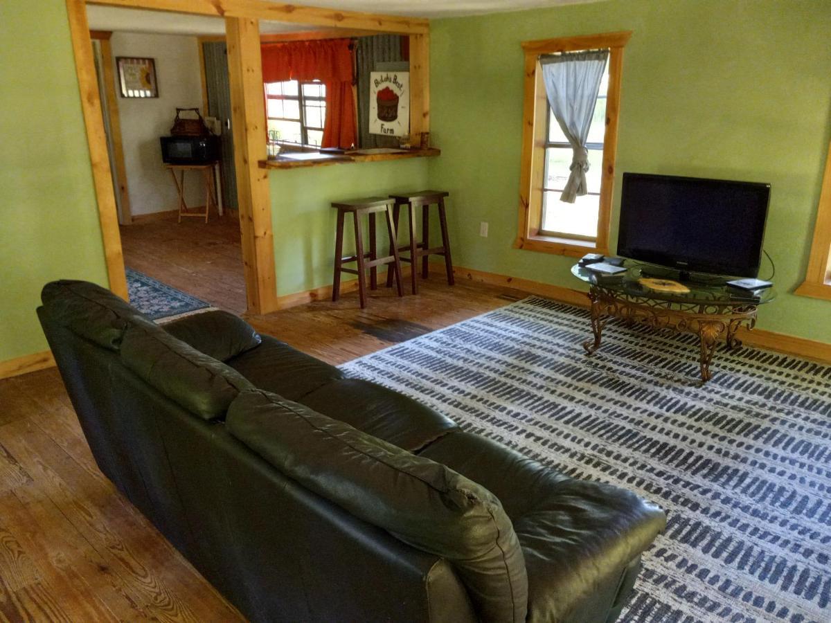 Adorable 1 Bedroom Honey House Rusk Exterior photo